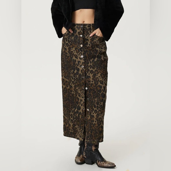 Dresses & Skirts - Leopard Button Up Denim Skirt